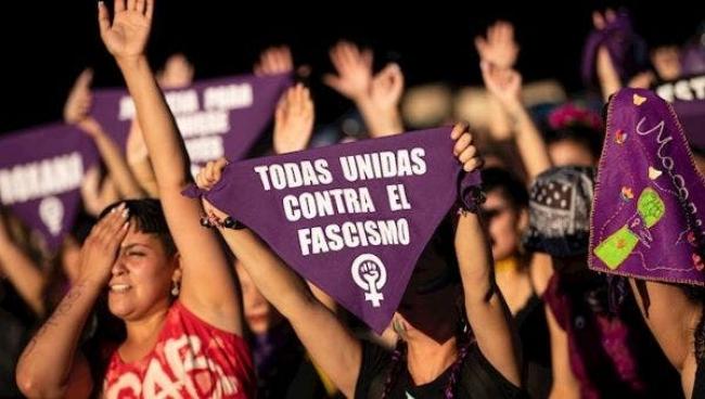 Thousands of women participate in a march called by feminist associations in commemoration of the International Day for the Elimination of Violence Against Women, today in Santiago (Chile) | Photo: EFE / Alberto Valdés