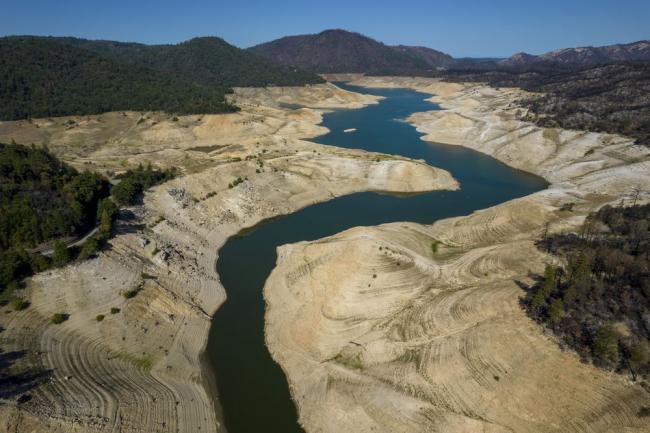 Grounds marked with previous water lines at Oroville Lake in California on June 22.  Photographer: Kyle Grillot/Bloomberg