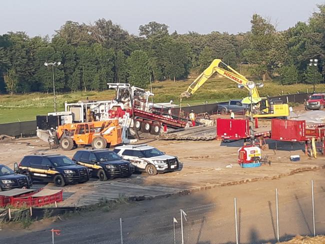The drill site at Red Lake Treaty Camp at Thief River Falls in Minnesota. Four sheriff's deputies' cars are parked in front of the horizontal directional drill. Photo by Evelyn Austin