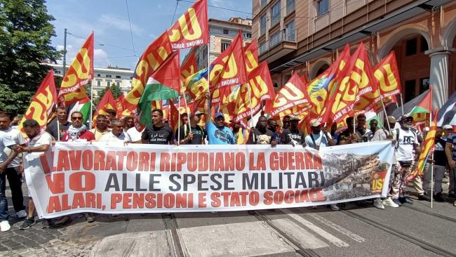 Members of USB march against militarism and for Palestine. USB / X.