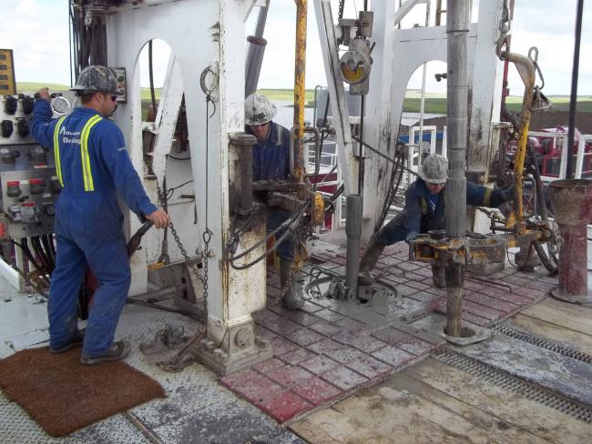 Roughnecks operate a drilling rig for Crescent Point Energy near Oungre, Saskatchewan on June 20, 2012. Prime Minister Justin Trudeau promised to create a strategy to retrain oil-and-gas workers in the 2019; however, since the election, the issue is rarely mentioned, despite projections that up to 450,000 jobs in the sector could be lost.  STAFF/REUTERS