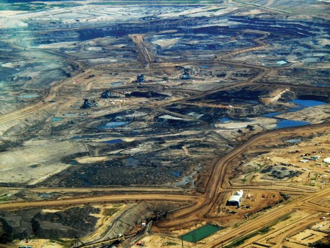Tar Sands - Two reports released Wednesday reveal Canada is lagging far behind its climate goals, with both studies making clear the only option left is reducing the production of fossil fuels. Photo by Howl Arts Collective / Flickr (CC BY 2.0)