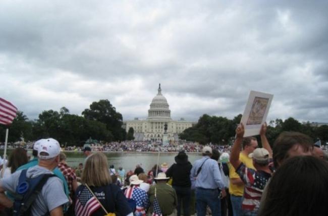  Protesters from the Tea Party movement, a right-wing populist formation in the United States. By NYyankees51 – Own work, CC BY-SA 3.0, https://commons.wikimedia.org/w/index.php?curid=9944392