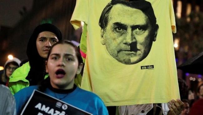 T-shirt with an image of President Jair Bolsanaro at a demonstration in Sao Paulo, Brazil, August 23, 2019. | Photo: Reuters