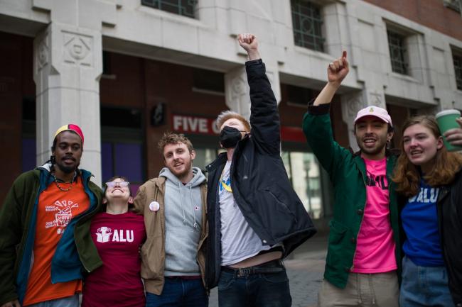 Amazon Labor Union (ALU) members celebrate after the voting results to unionize Amazon warehouse on Staten Island, N.Y. on Friday, April 1, 2022. Image: AP