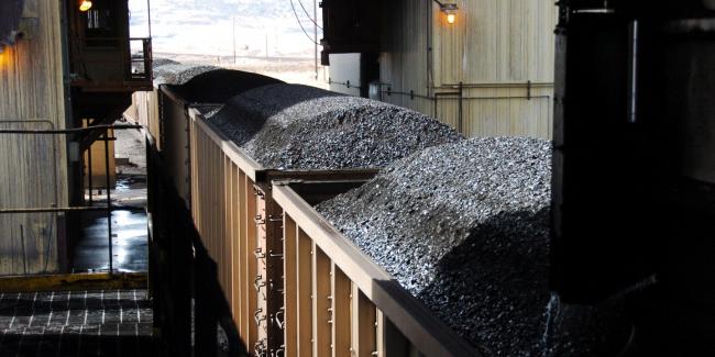 Coal is loaded onto hopper cars at Cloud Peak Energy’s Spring Creek Mine near Decker, Mont., on April 4, 2013. Photo: Matthew Brown/AP