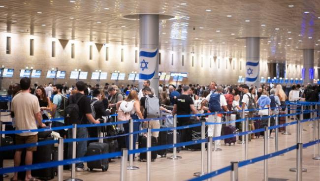 Passengers at the departure hall at Ben Gurion International airport, near Tel Aviv, September 18, 2025. (Chaim Goldberg/Flash90)