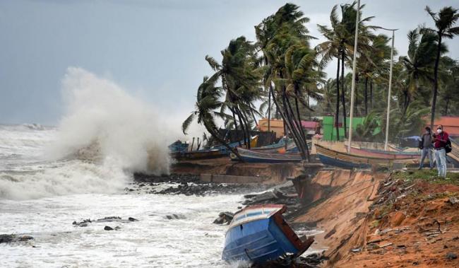 Tauktae’s cyclonic winds lash Thiruvananthapuram, May 2021. Photo: PTI