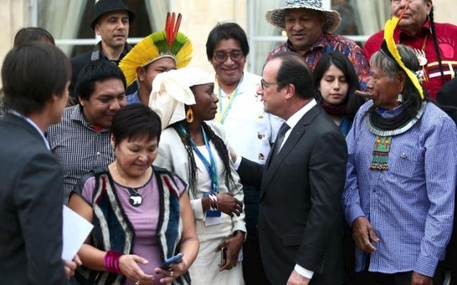 Indigenous peoples attending the COP21 climate change talks in Paris, including the Inuit Circumpolar Council's president, Okalik Eegeesiak, at left, speak Dec. 2 with François Hollande at his official residence. (PHOTO COURTESY OF THE PRESIDENCE DE LA REPUBLIQUE)