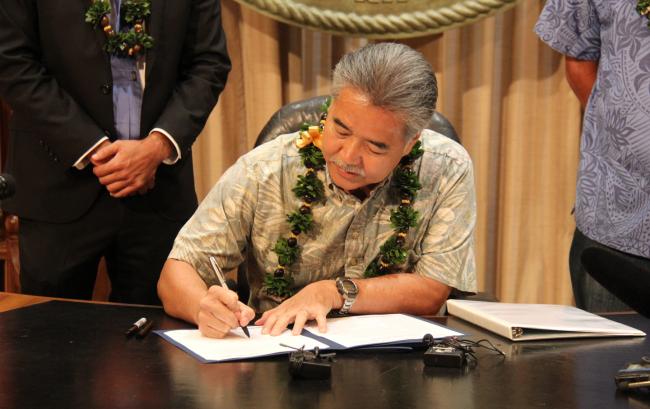 ﻿Hawaii Governor David Ige signs a bill on June 8, 2015 calling for the state’s electricity sector to transition entirely to renewable energy in 30 years. (Governor of the State of Hawaii)