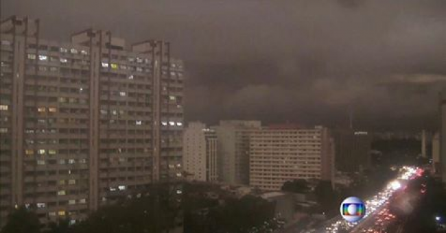 Darkness in Sao Paolo in middle of the afternoon. REUTERS-Barnes, Angela
