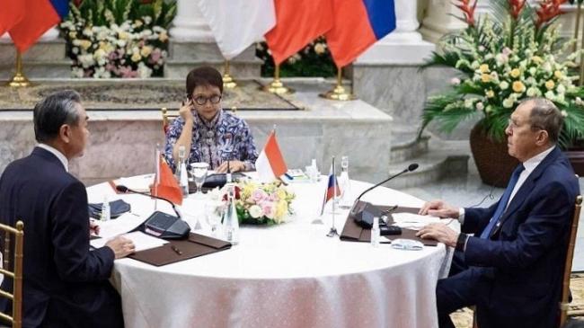 Indonesia’s Foreign Minister Retno Marsudi (C) with Director of Foreign Affairs Commission of Communist Party of China Central Committee Wang Yi (L) and Russia’s Foreign Minister Sergey Lavrov (R) at trilateral meeting, Jakarta, July 12, 2023.