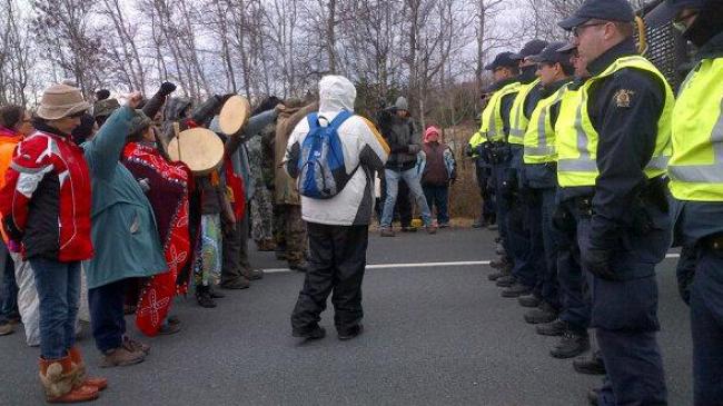 (A line of Mi’kmaq demonstrators and their supporters confront a line of RCMP officers on Hwy 11 on Nov 18, 2013, near Elsipogtog First Nation. APTN/File)
