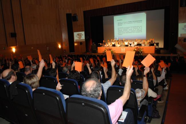Members of the Mondragón Cooperatives vote on a proposed 2013-2016 corporative policy.