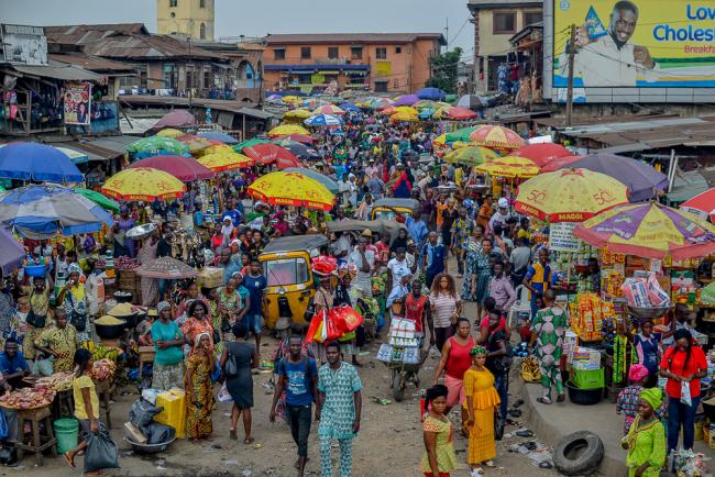 Market in Mushin, Lagos. A large number of people in Nigeria will be pushed outside the human climate niche, say experts. Photo by Kaizenify / Wikimedia Commons (CC BY-SA 4.0)