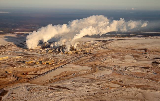 The actual number of tonnes of GHGs sent into the atmosphere by the oilsands keeps going up. Photo of Alberta’s oilsands by Kris Krug, Creative Commons licensed.