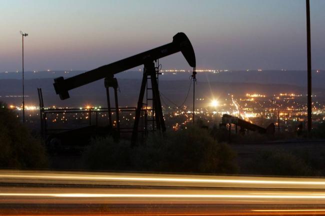 An oil rig extracts crude on July 21, 2008 near Taft, California, in Kern County. (David McNew/Getty Images))