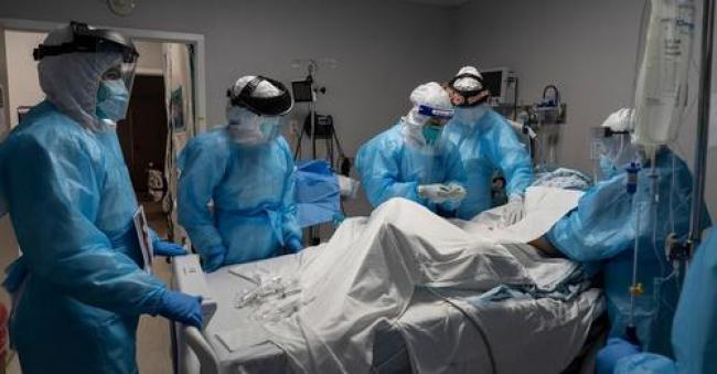 Medical staff treat a patient suffering from Covid-19 in the COVID-19 intensive care unit at the United Memorial Medical Center on October 31, 2020 in Houston, Texas. (Photo: Go Nakamura/Getty Images)