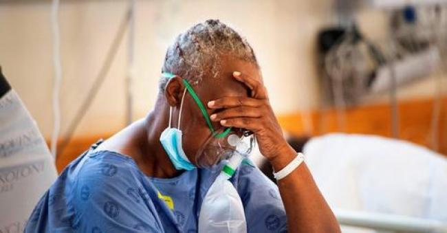 A patient with the Covid-19 breaths in oxygen in the Covid-19 ward at Khayelitsha Hospital outside of Cape Town, South Africa. (Photo: Rodger Bosch/AFP via Getty Images)