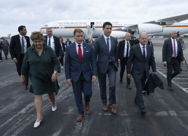 (L-R) Liberal MP Gudie Hutchings, Newfoundland and Labrador Premier Andrew Furey, Canadian Prime Minister Justin Trudeau and German Chancellor Olaf Scholz speak as they arrive on Tuesday, Aug. 23, 2022 in Stephenville, N.L. THE CANADIAN PRESS/Adrian Wyld