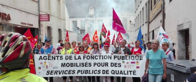 Photo: Intersyndicale parading during a demonstration for the defense of public services, Dijon, France, May 22, 2018. Haldu/Wikimedia Commons.