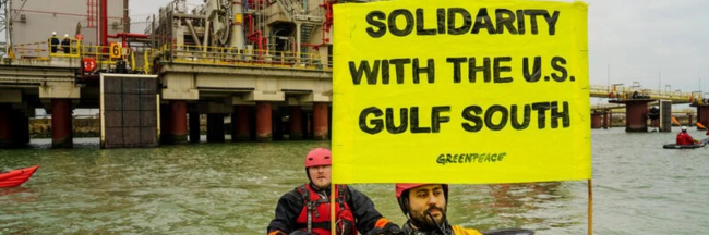 Greenpeace activists protest in the LNG gas terminal of Fluxys in Zeebrugge, Belgium. (Photo: © Eric De Mildt / Greenpeace)