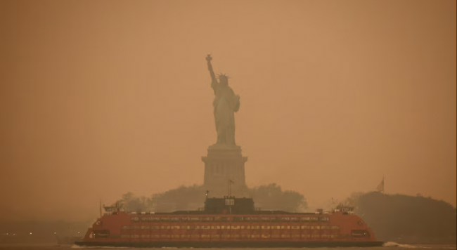 The Statue of Liberty was covered in haze and smoke caused by wildfires in Canada.(REUTERS: Amr Alfiky)