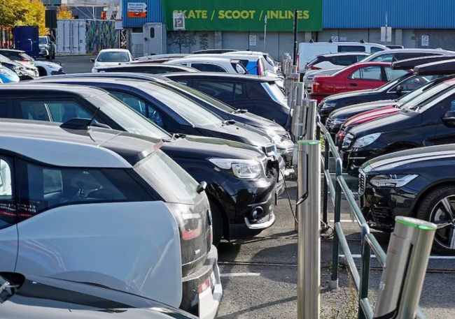 parked electric cars - Mario Roberto Durán Ortiz/wikimedia commons