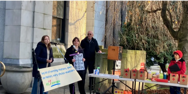 Advocates for the gas ban rallied outside Vancouver City Hall on November 26, ahead of a council vote on bylaw changes to permit gas heating in new homes. (Photo: Tova Gaster)