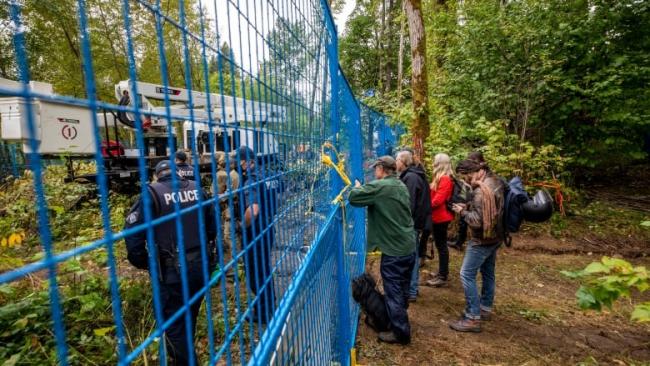 Burnaby RCMP after extracting a tree sitter from a TMX pipeline construction site in Burnaby. (Ben Nelms/CBC)