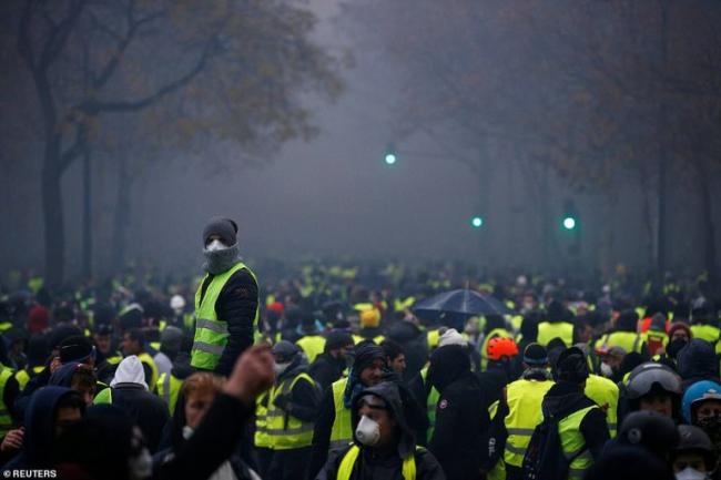 yellow vest riot Paris