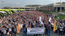 The Metalworkers Union of Greater Curitiba (SMC) holds an assembly in Brazil to express support and solidarity with the strike of U.S. automaker workers. SINDICATO DOS METALÚRGICOS DA GRANDE CURITIBA / FACEBOOK