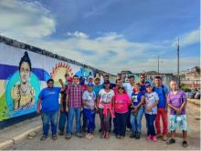 Luisa Cáceres communards assembled beside communal mural. (Photo: Gerardo Rojas/Voces Urgentes)