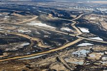 Canadian banks are overwhelmingly financing the oilsands as foreign banks divest from the region. Photo by Andrew S. Wright