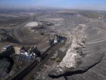 Pulling oil from the tar sands - Jiri Rezac / Greenpeace