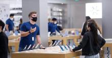 An Apple Store employee helps customers at International Plaza in Tampa, Florida on November 26, 2021. (Photo: Octavio Jones/Getty Images)